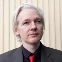 Il caso Julian Assange: giornalismo libero o minaccia alla sicurezza?